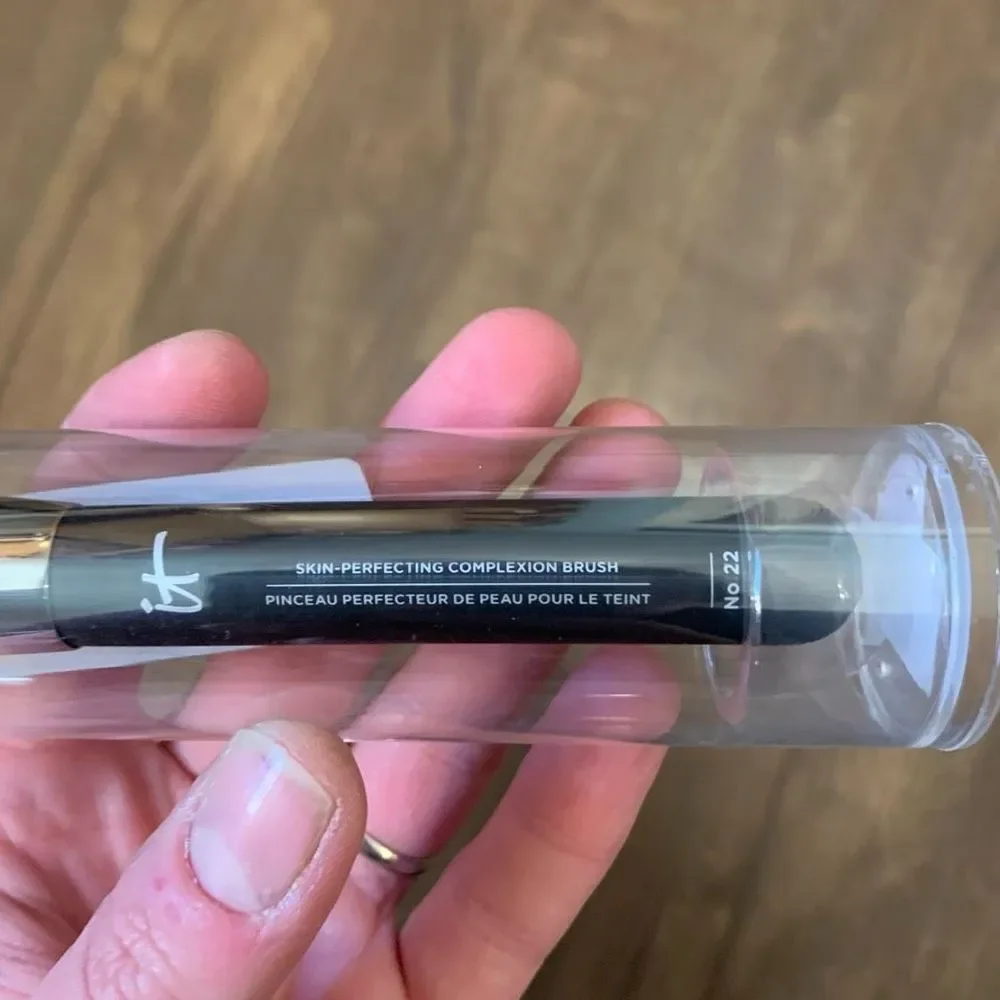 It Cosmetic Heavenly Luxe Bye Bye Foundation #22 brush